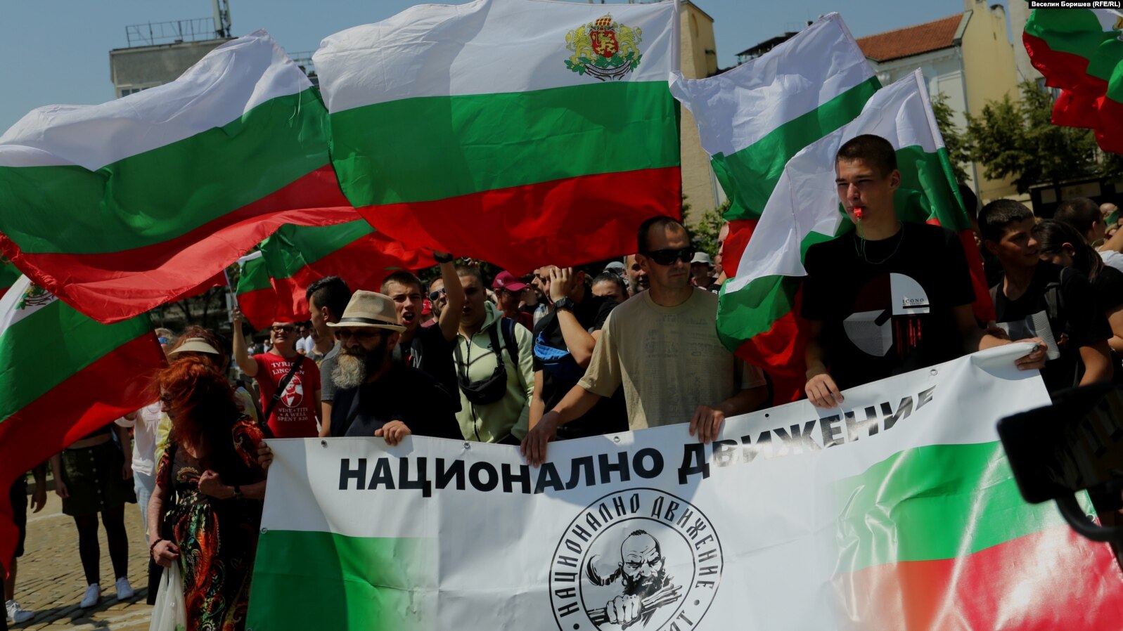 Протест пред президентството: ПП да връща мандата, позор и затвор за Петков