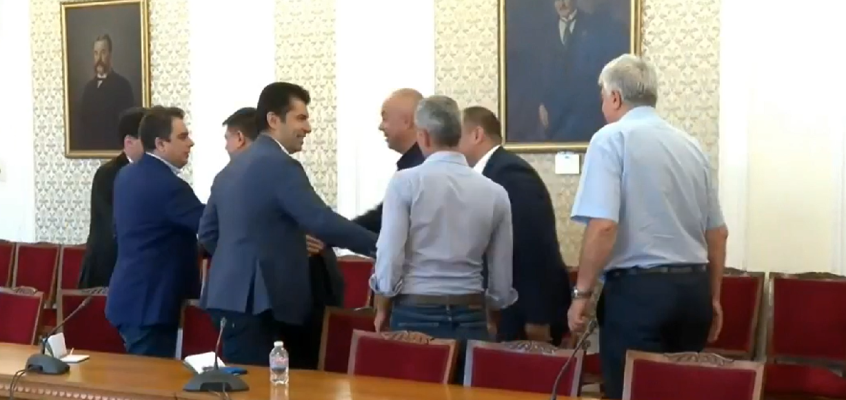 "Продължаваме промяната" на разговори с БСП за съставяне на кабинет (НА ЖИВО)