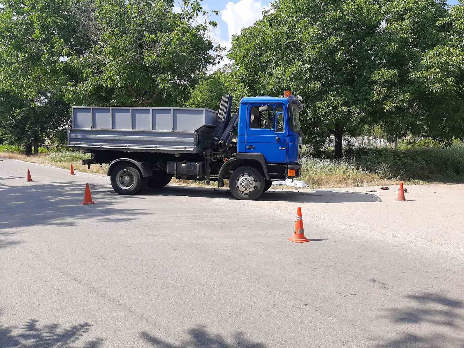 Мотоциклетист загина при удар в камион