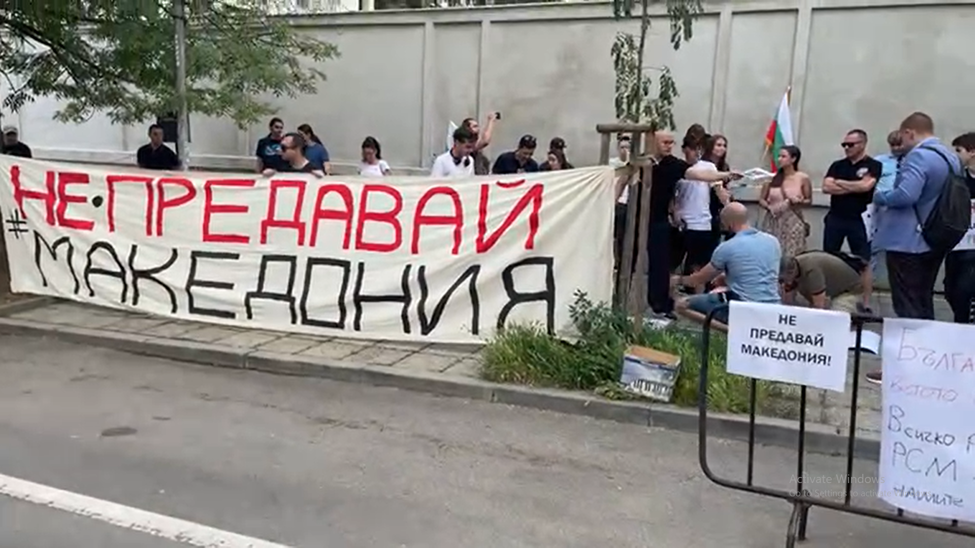 Протест пред френското посолство: Няма да им позволим да забравят какво обещаха за РС Македония (ВИДЕО)