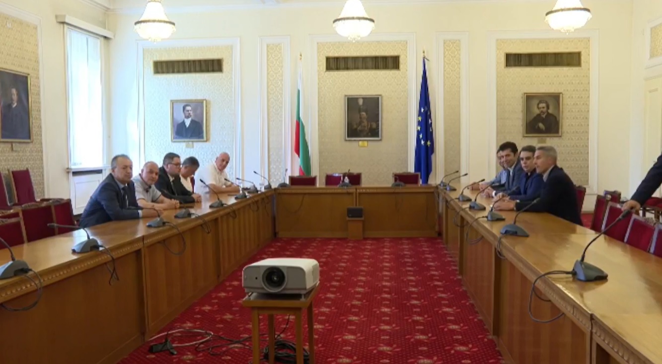 Започнаха разговорите на ПП с независимите депутати, напуснали ИТН (ВИДЕО)