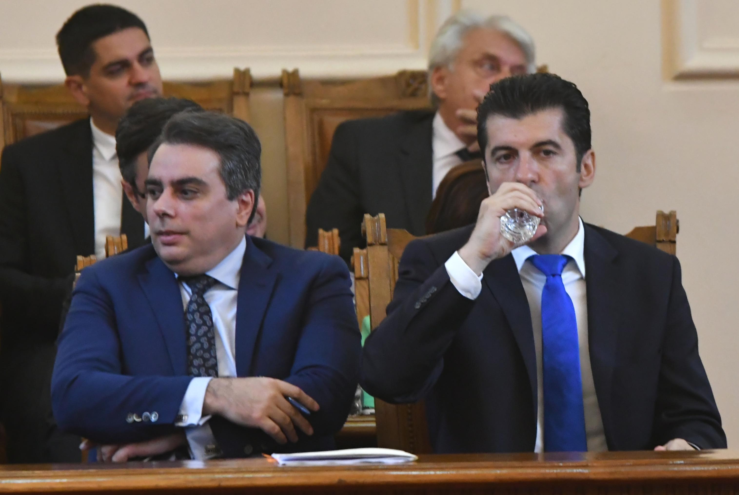 ПП пазаруват депутати, обещават места в листи