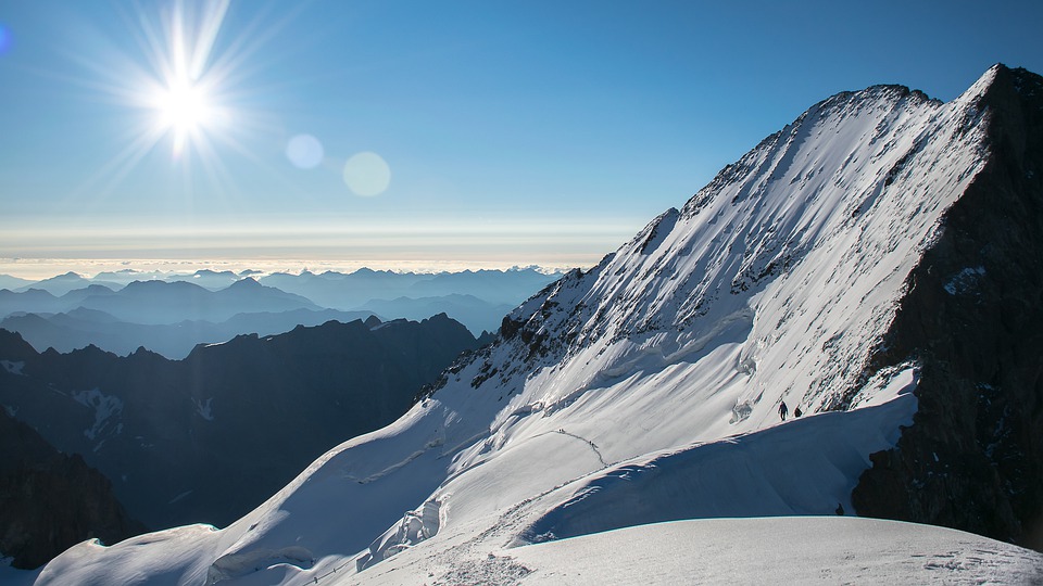 Парче от ледник в Италианските Алпи се отчупи и уби най-малко петима души