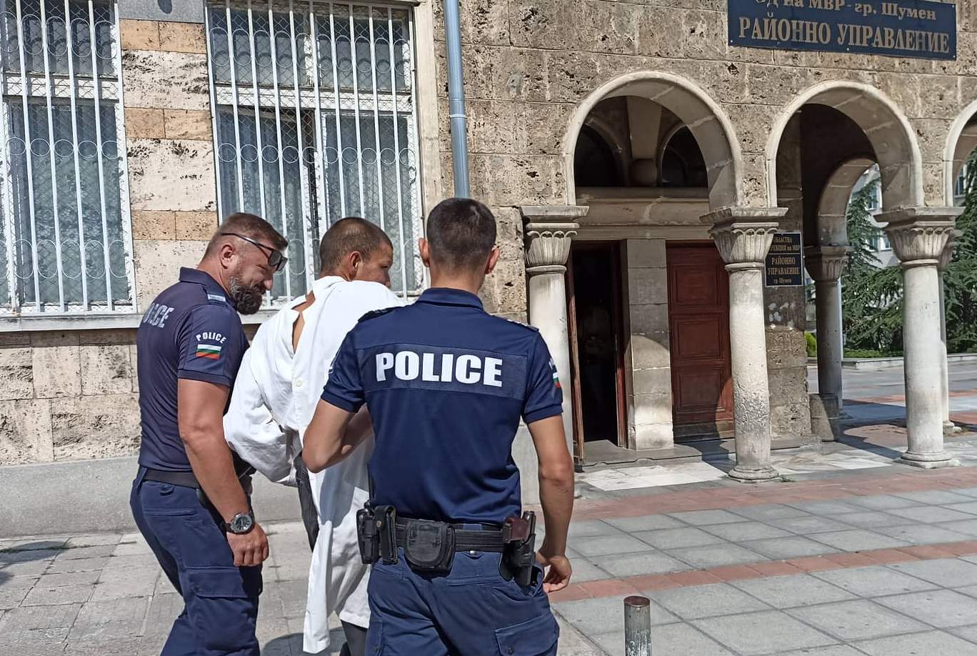 Патологичен крадец се преоблече като лекар