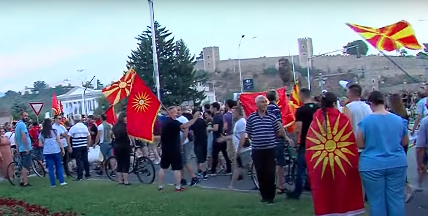 Протестиращи срещу френското предложение издигнаха палатки пред сградата на правителството в Скопие