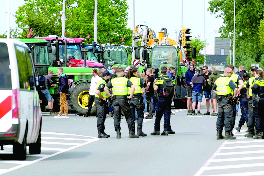 Фермери и полицаи в престрелка в Нидерландия