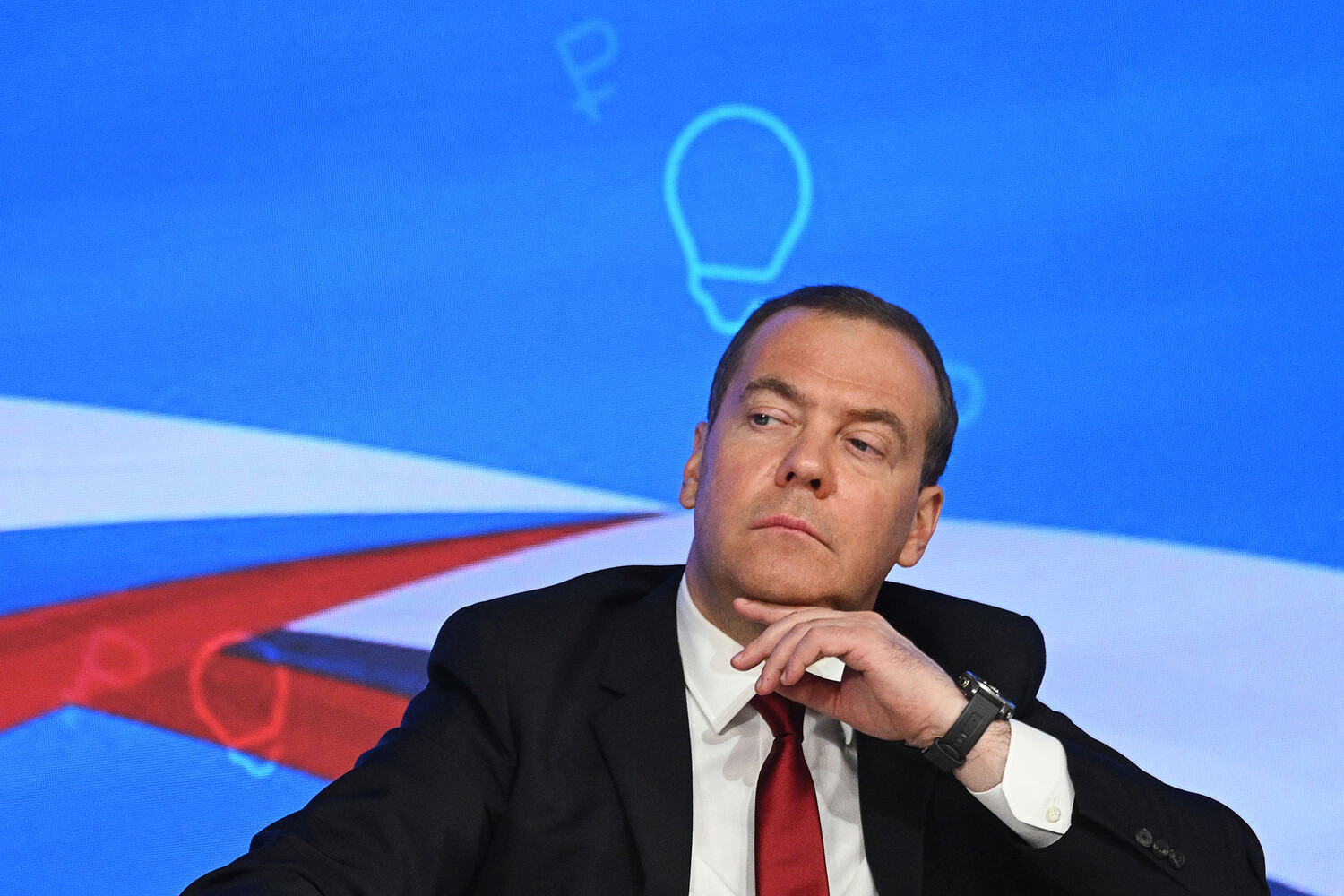 Медведев: Абсурдно е да се наказва най-голямата ядрена сила