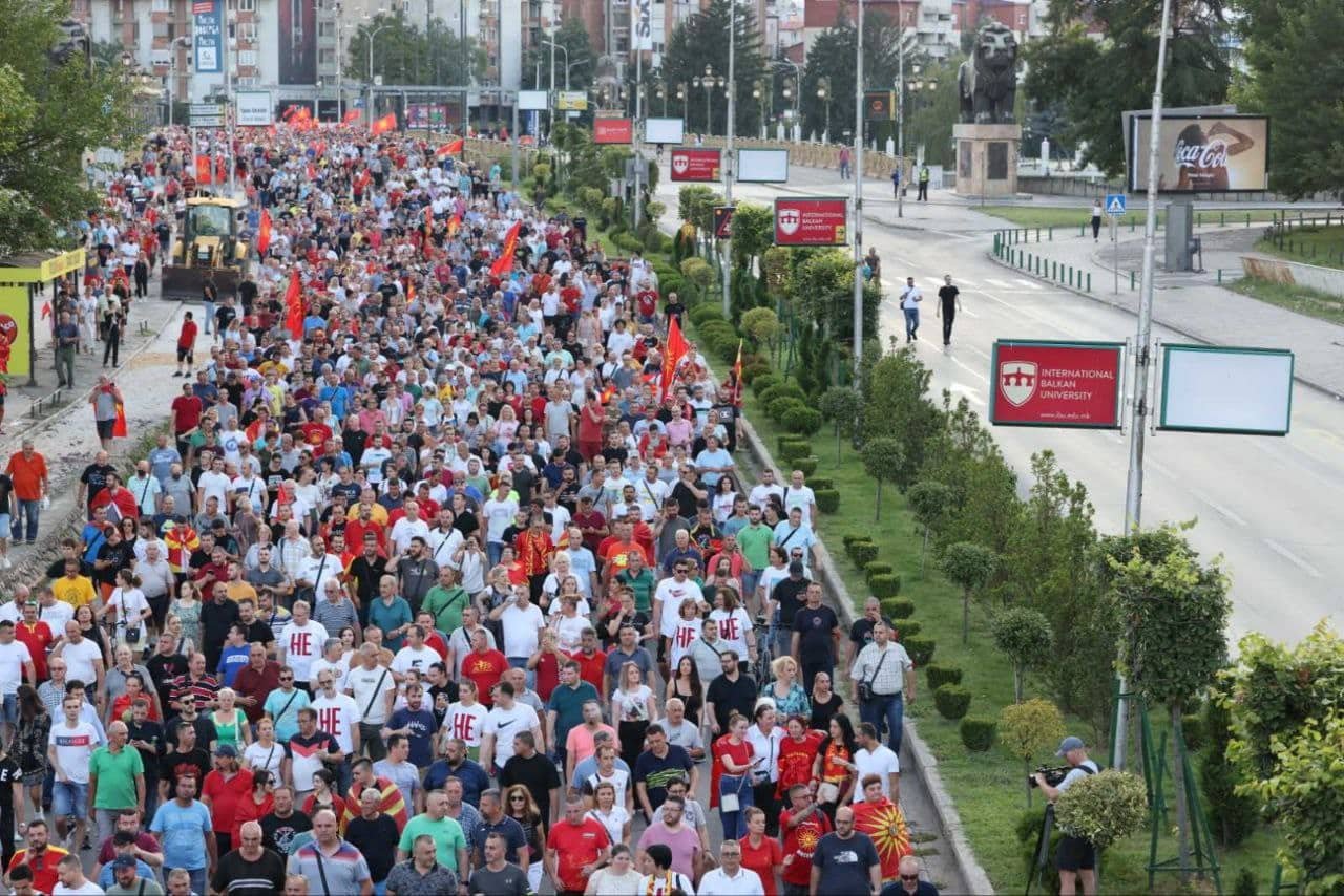 Пореден ден на протести в Скопие: Престрелка с предмети и стрелба с пистолет във въздуха