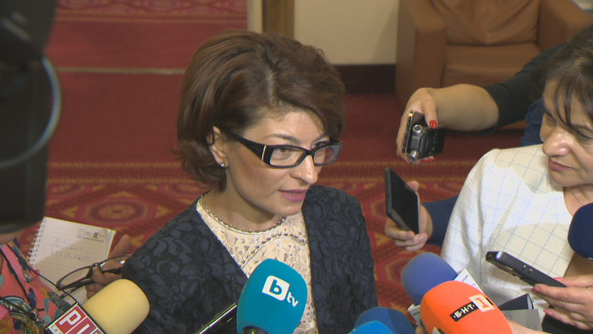 Десислава Атанасова: Парламентарната група на ГЕРБ не намира за нужно повече да стои в пленарната зала на Народното събрание