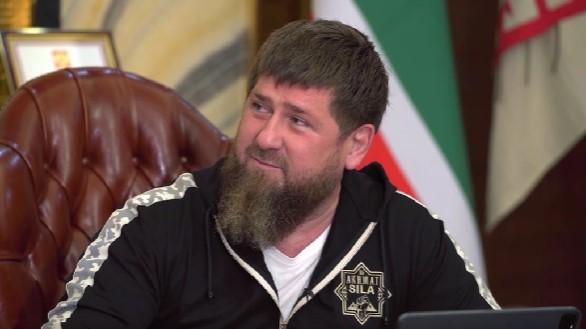 Кадиров публикува пародийно видео със Зеленски, молещ да бъде приет в батальона „Ахмат“