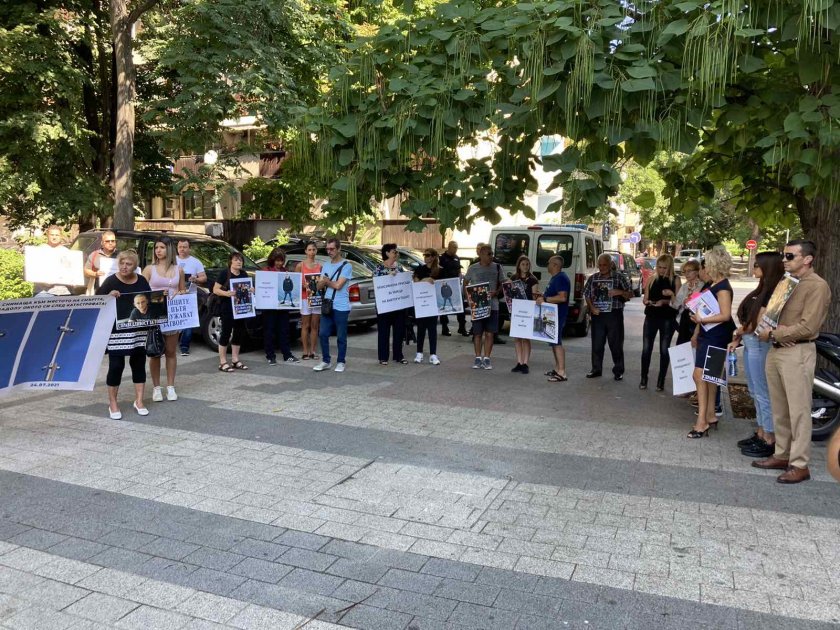 Близки на две момчета, загинали в катастрофа, протестираха пред съда в Пловдив