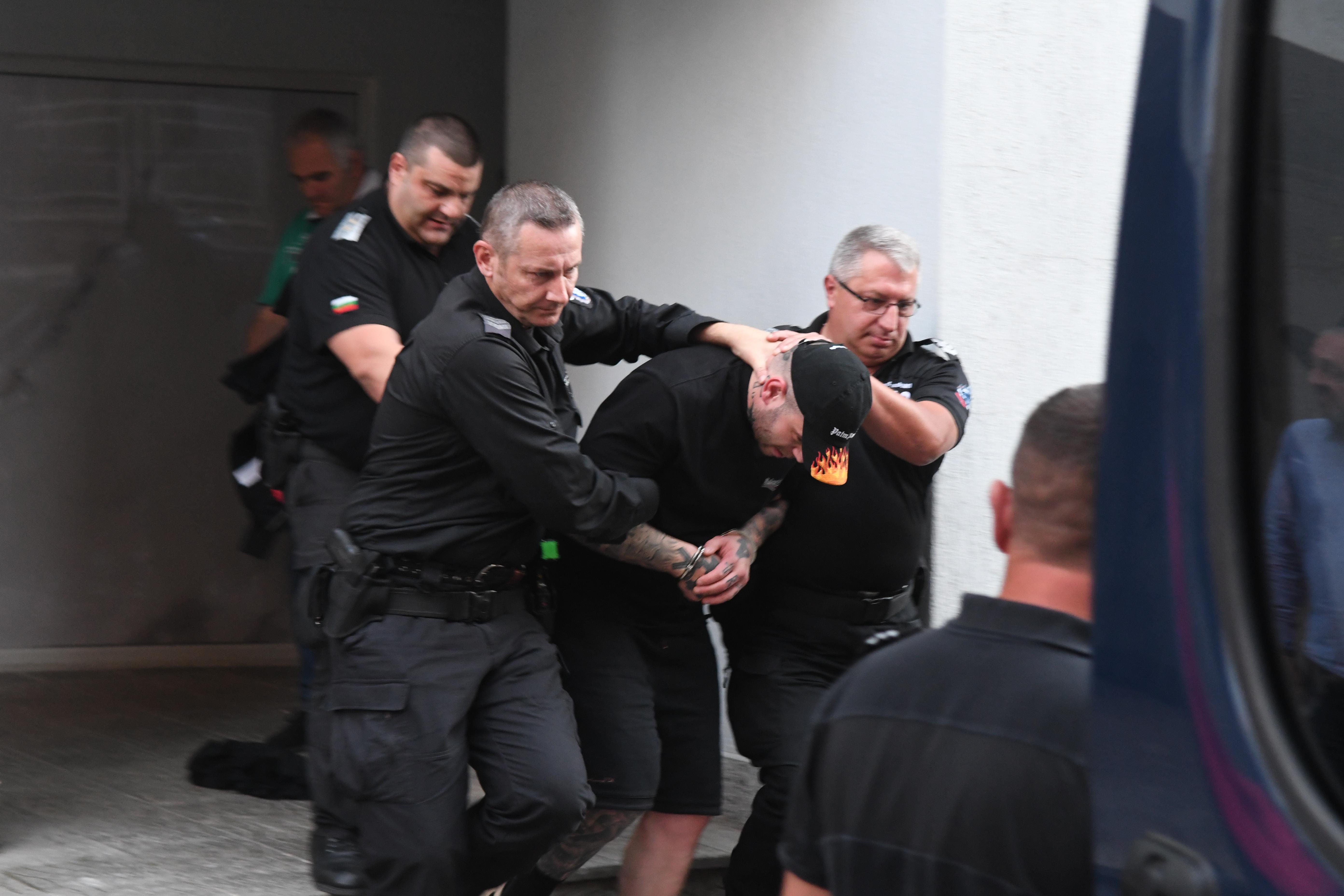Десетки полицаи от Първо и Четвърто РПУ опъвали чадър над Георги Семерджиев, миели колите си на неговата автомивка безплатно