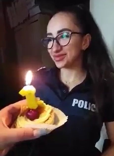 Полицайка седяла до наркомана в джипа