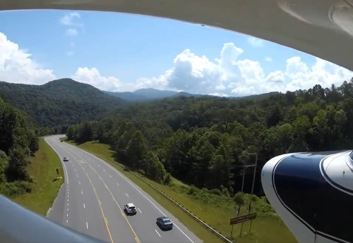 Неопитен пилот приземи малък самолет на магистрала в САЩ (ВИДЕО)