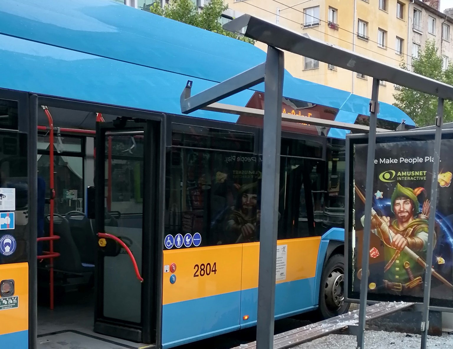 Тролей се блъсна в спирка в София (СНИМКИ)