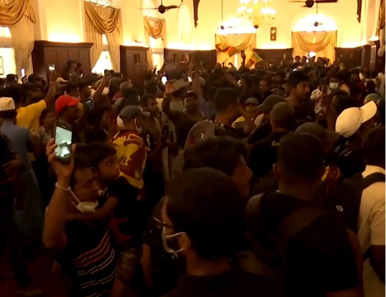 Президентът на Шри Ланка се оттегля след щурм на протестиращи в резиденцията му (ВИДЕО)