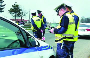 Пиян пловдивчанин подхвърли 10 лв. в колата на полицаи