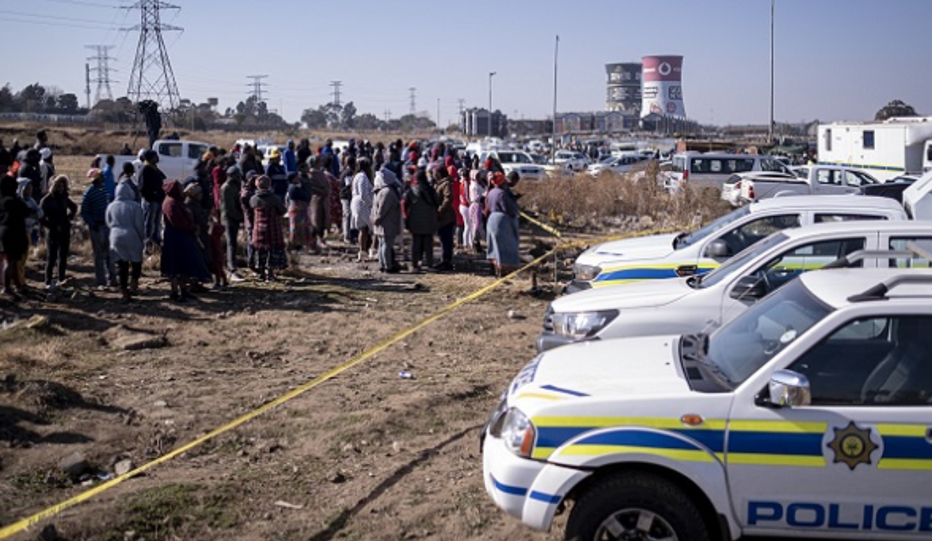 Най-малко 19 души са застреляни тази нощ в барове в ЮAР