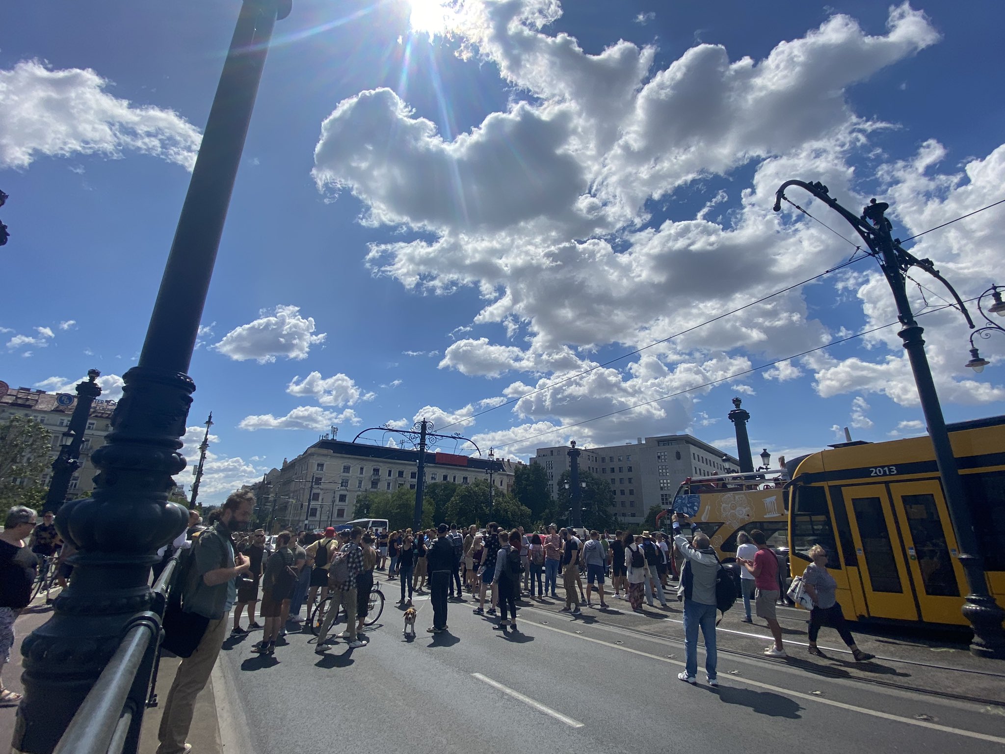 Протестиращи блокираха мост в Будапеща заради подготвяно повишение на данъците