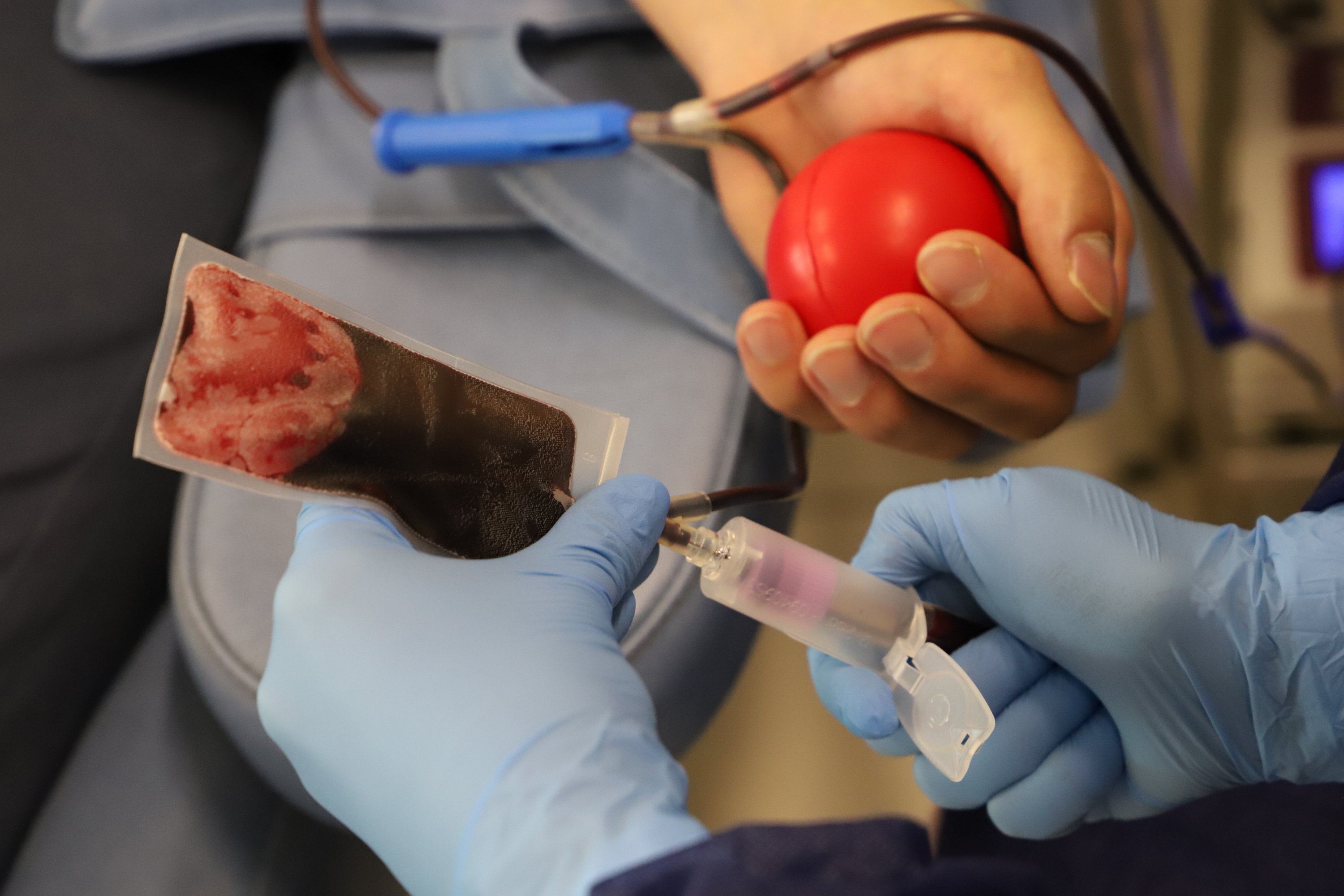 Четирима от обвинените за търговия с кръв остават в ареста, двама са с домашен арест