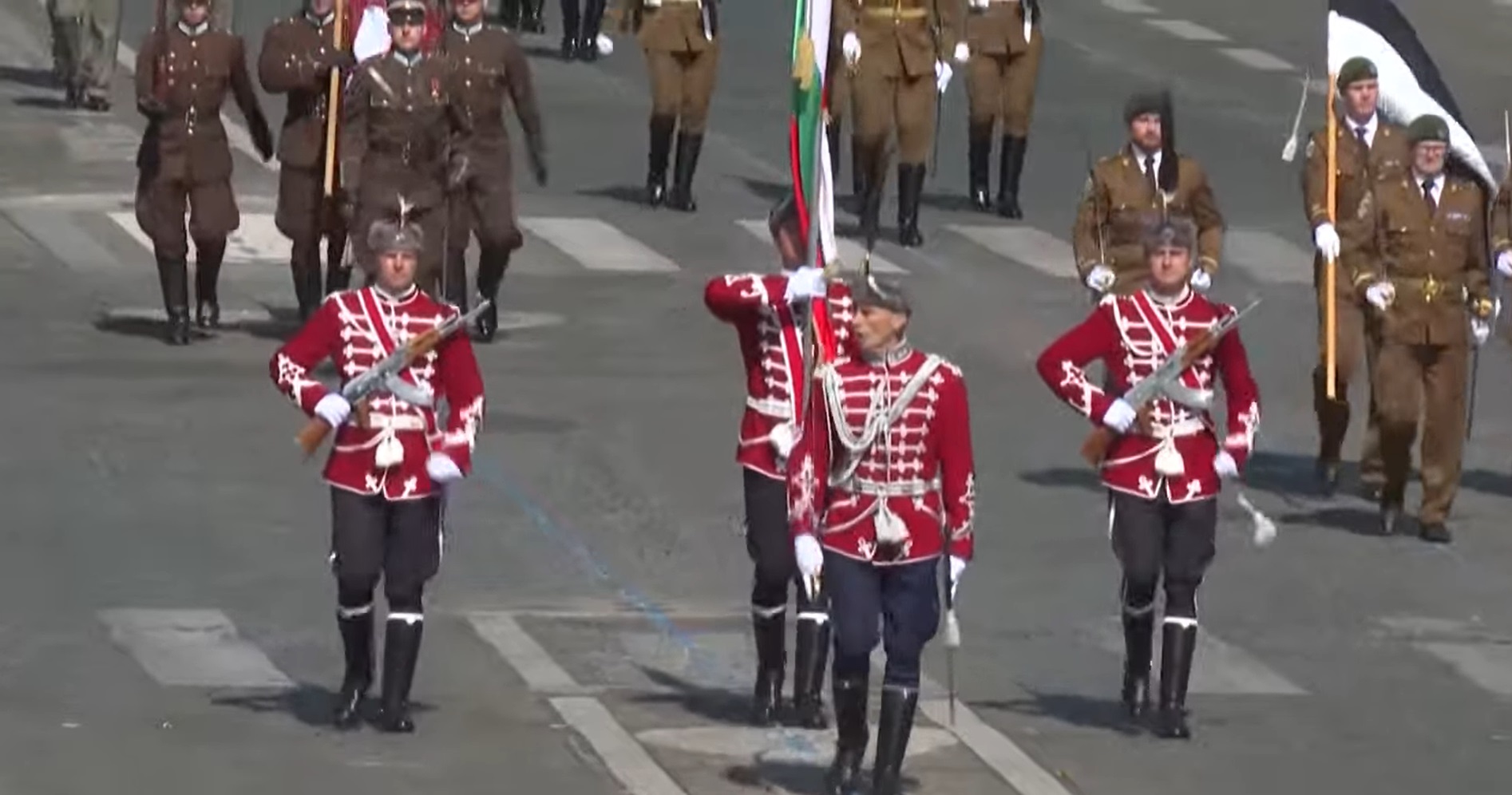 Гледайте НА ЖИВО военния парад в Париж, с българско участие (ВИДЕО)