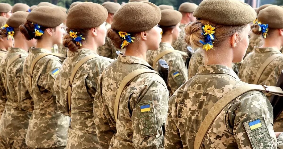 Автомат вместо маникюр: Защо Киев готви мобилизация на жените в Украйна