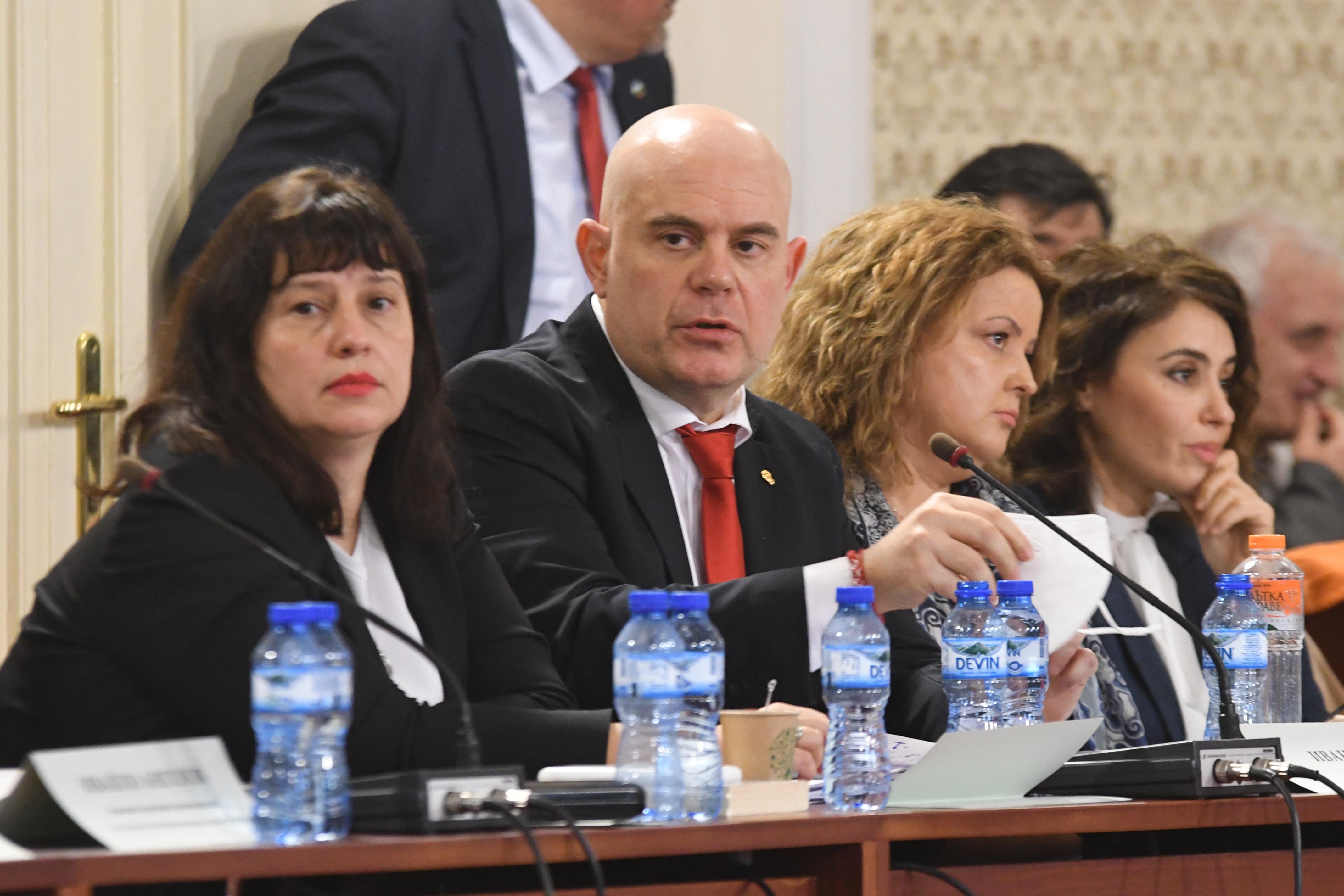 КС спря „разселването“ на спецсъдии и спецпрокурори (обзор)