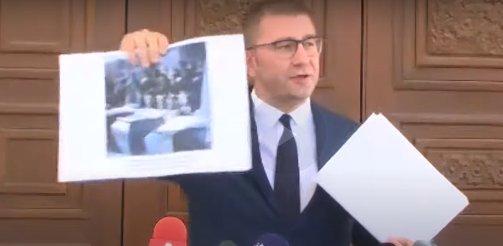 Мицкоски се срещна с Урсула фон дер Лайен, за да й покаже снимка на деца, разстреляни от "бугарските фашисти" (ВИДЕО)