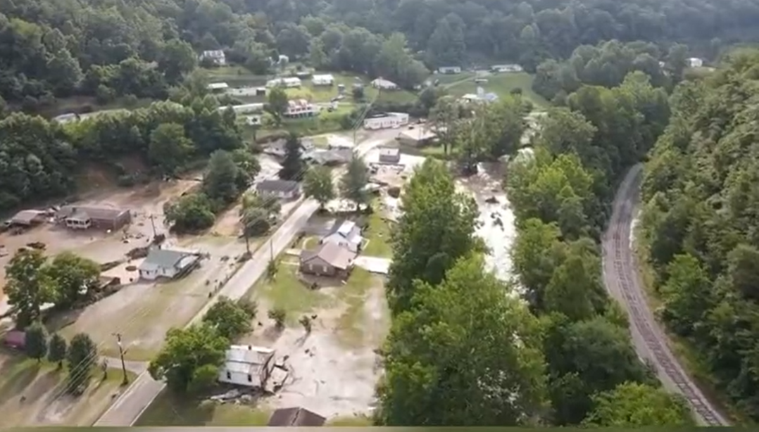 Поне 44 са изчезнали при наводнение във Вирджиния (ВИДЕО)