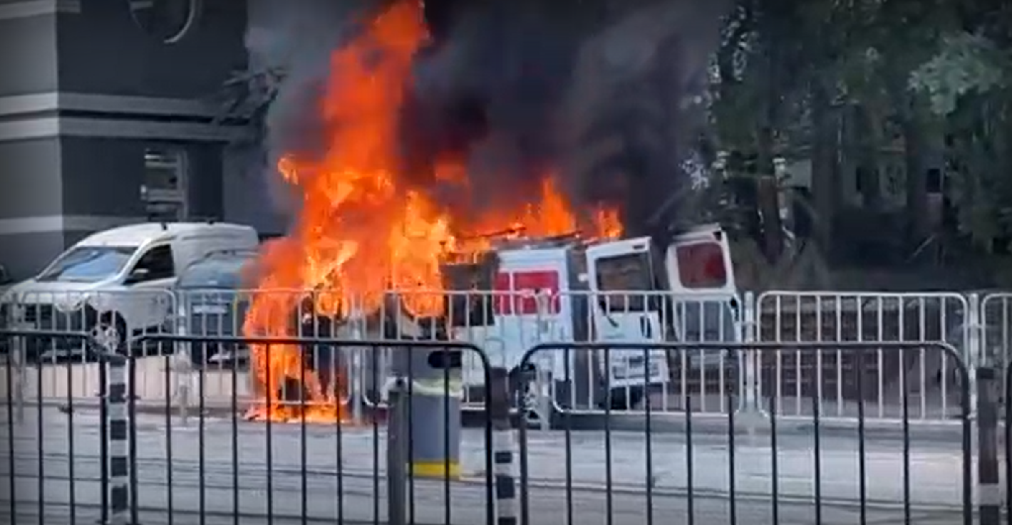 Кола се самозапали пред румънското посолство в София