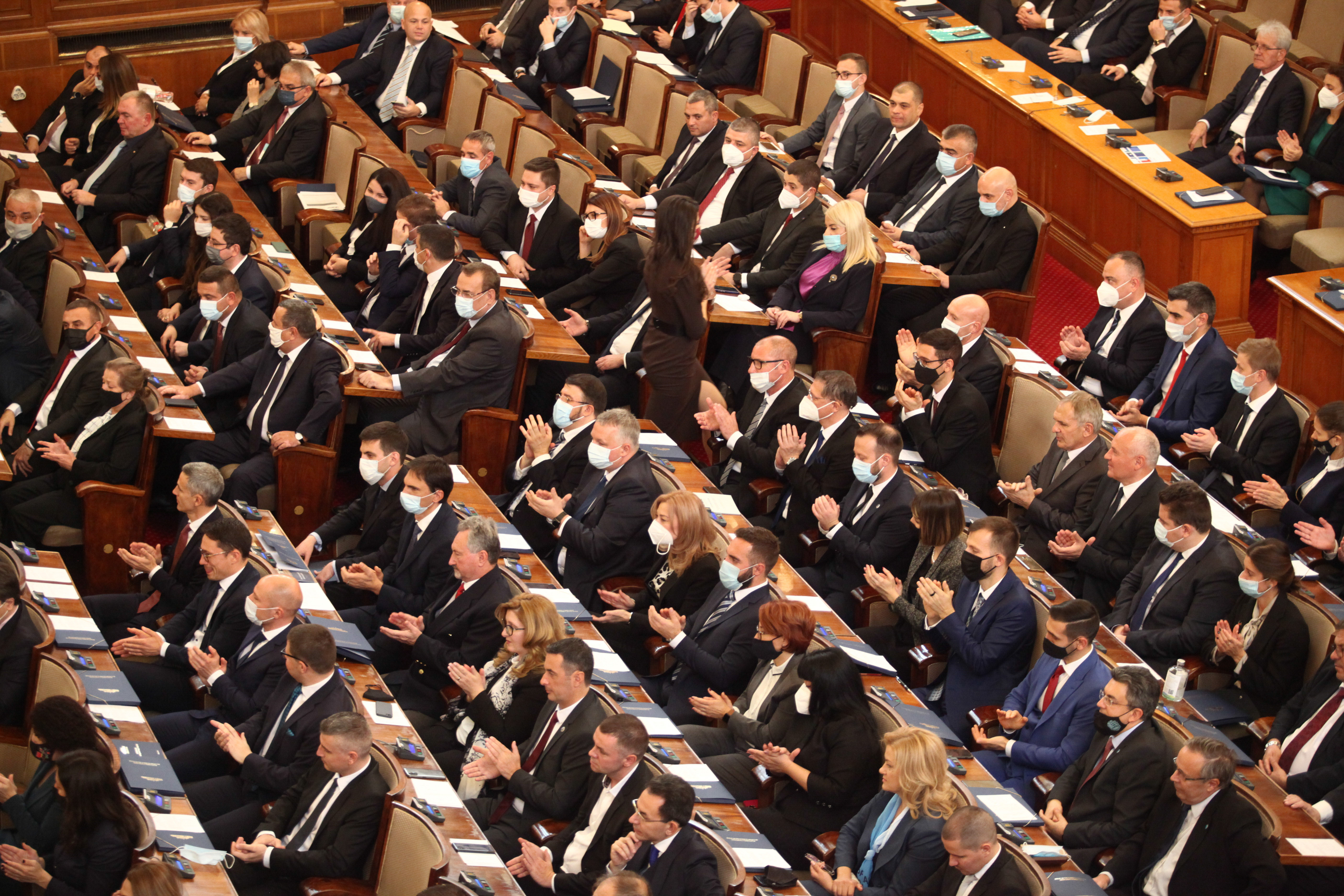 Парламентът работи още две седмици