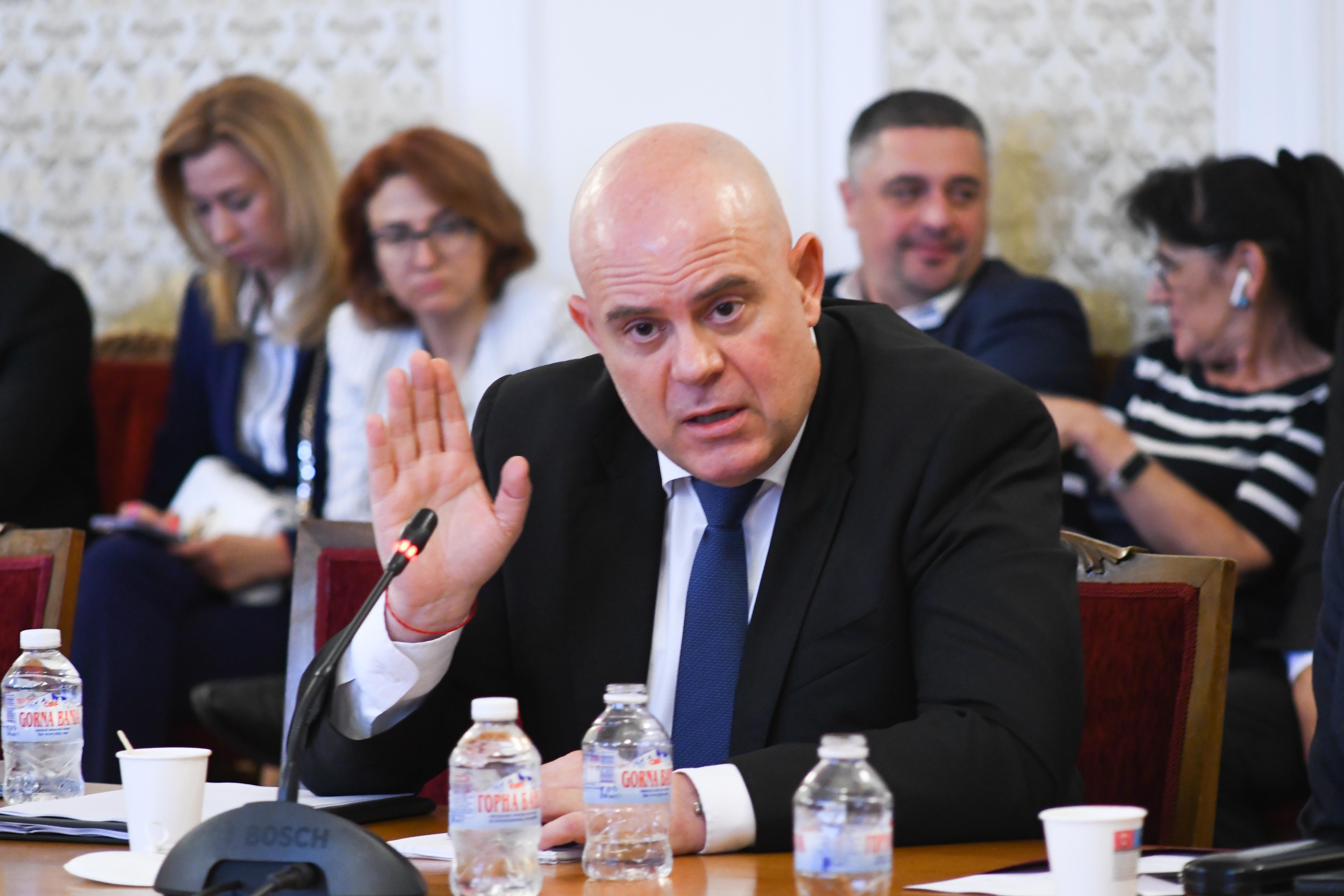 Главният прокурор се яви в комисията по корупция: Няма да ме вкарате в политическите борби (обзор)