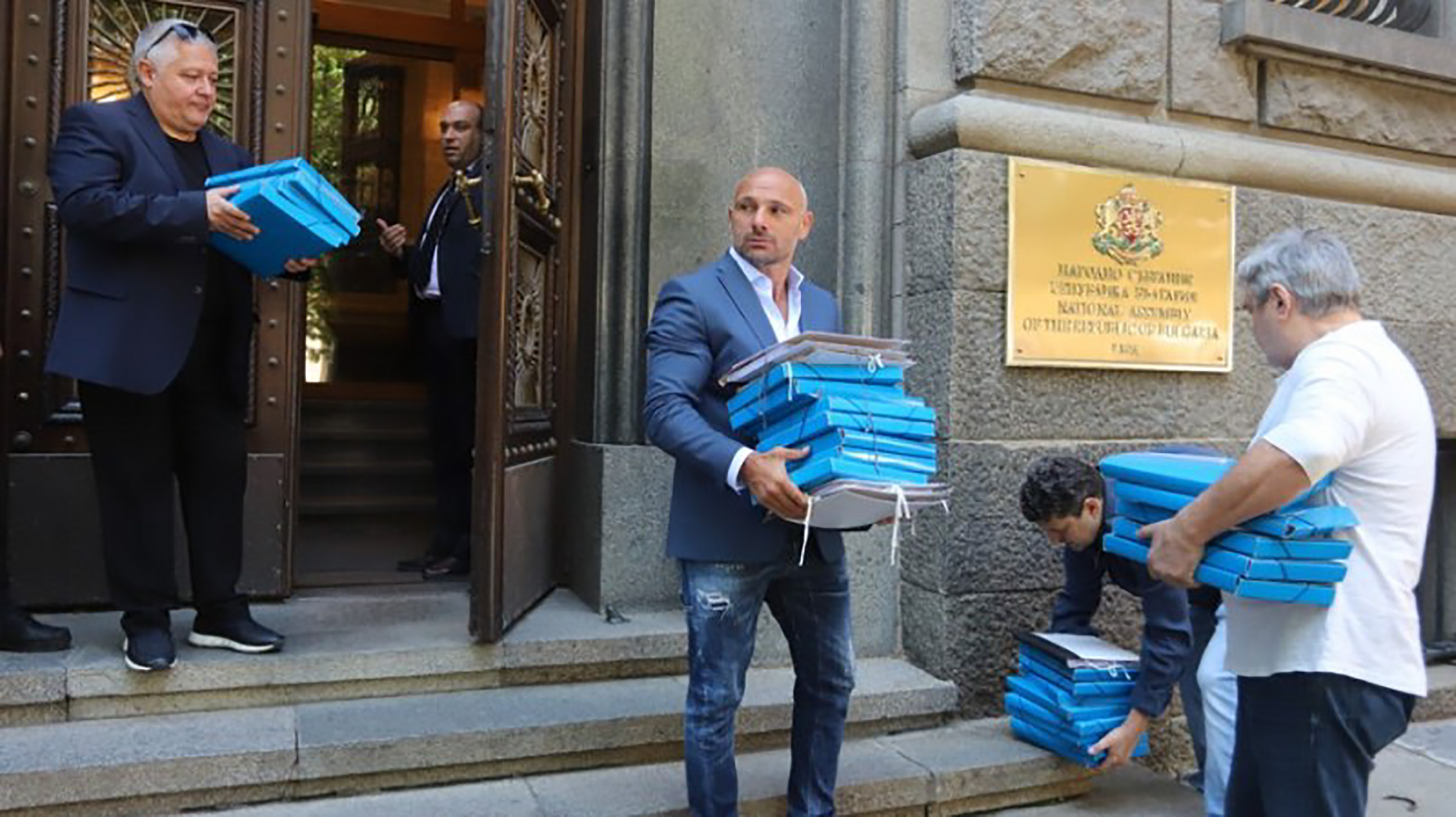 С машини на Мадуро пак командват вота