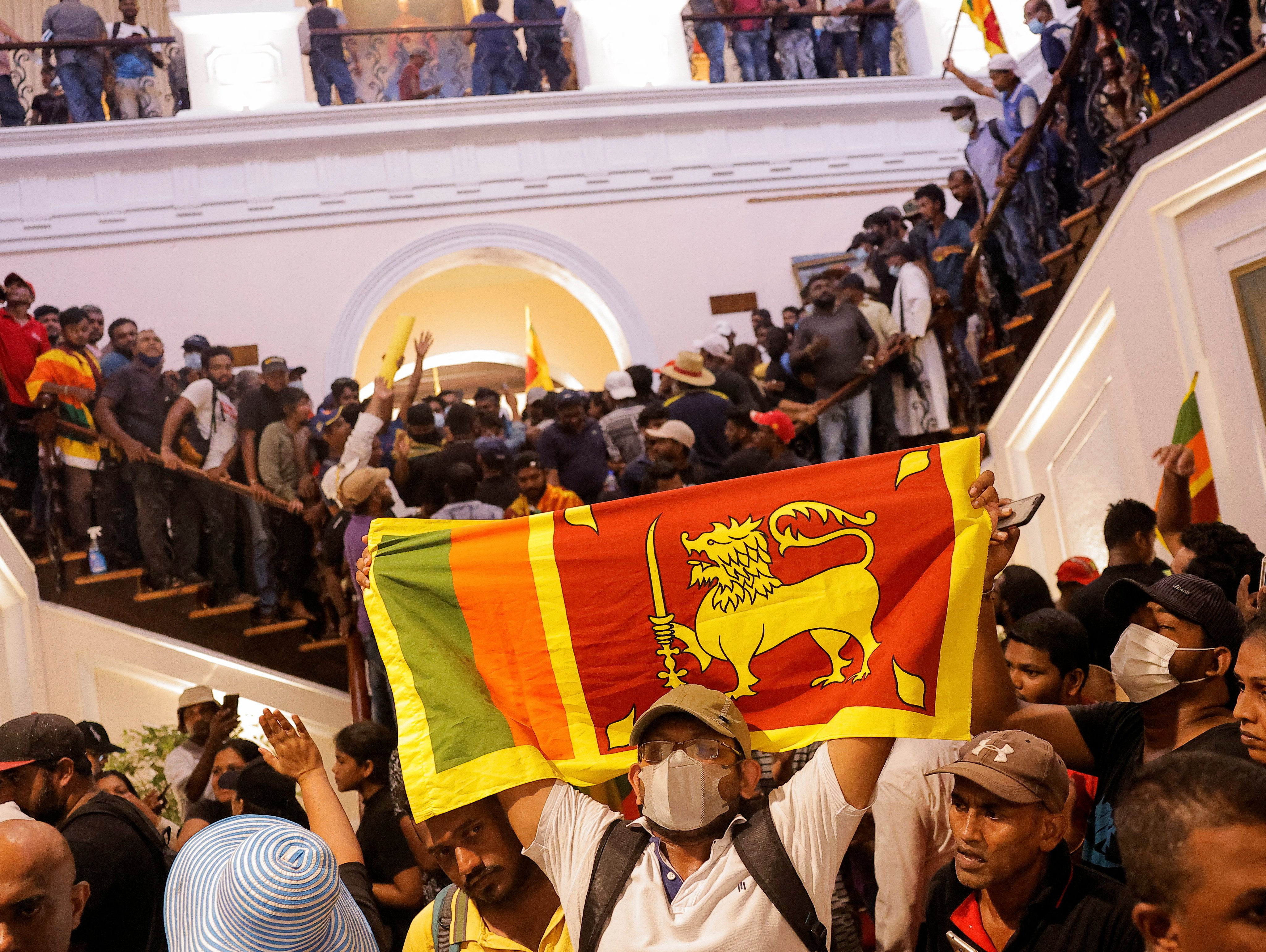 В Шри Ланка избират нов лидер, който да завърши мандата на избягалия президент