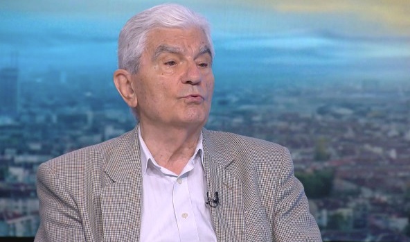 Акад. Петрунов: Още отсега да започне носенето на маски в градския транспорт и моловете