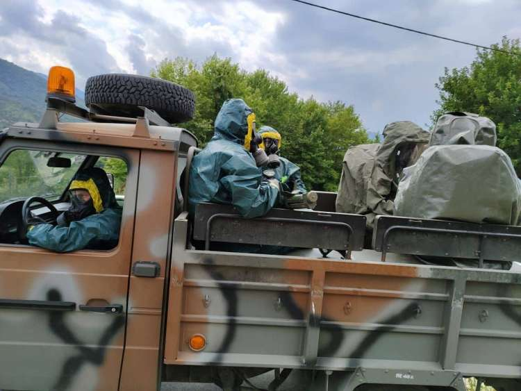 Не е открито опасно вещество в товара на самолета, намерени са шест тела