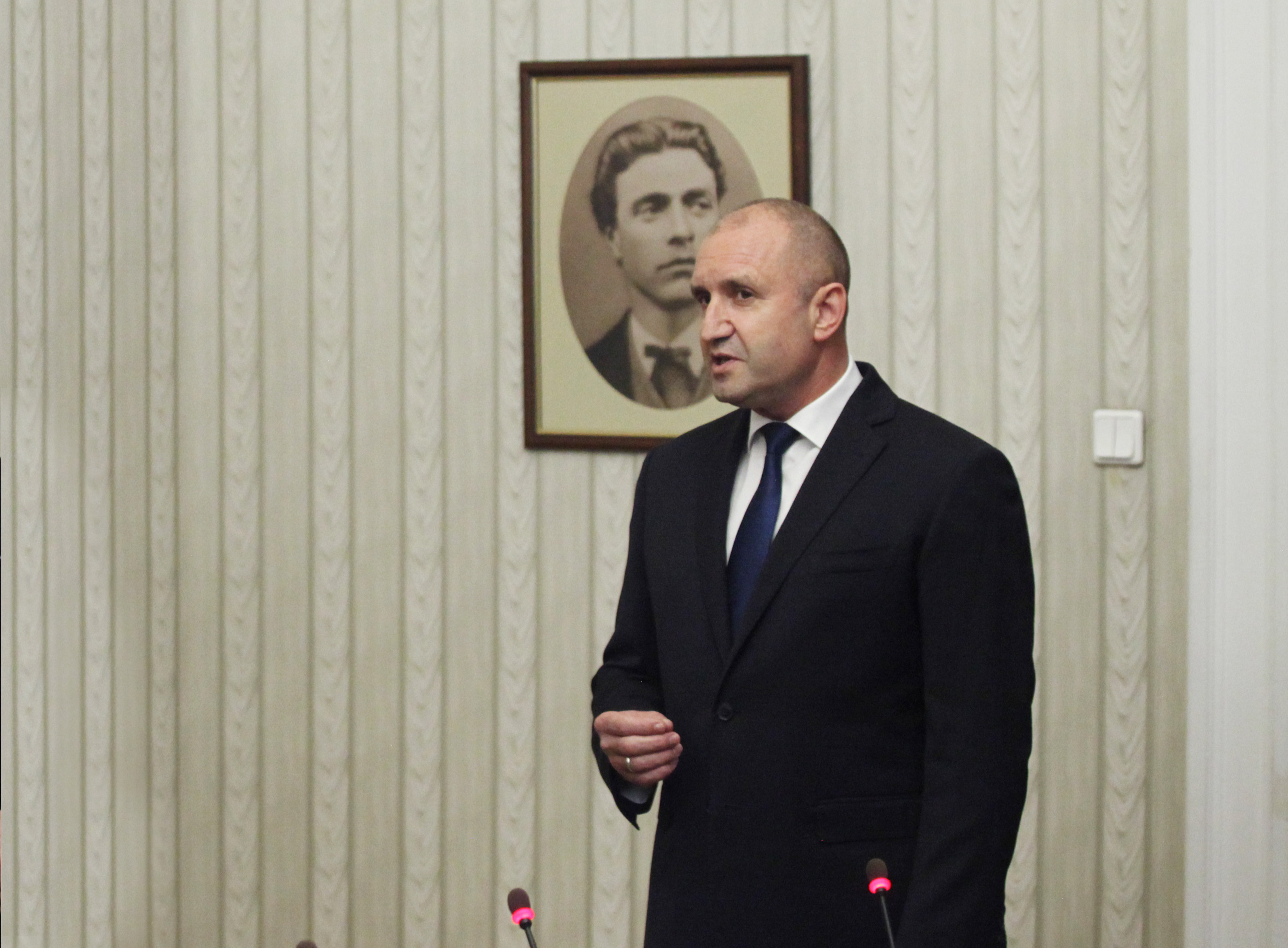 Румен Радев връчва утре мандата на БСП (обзор)