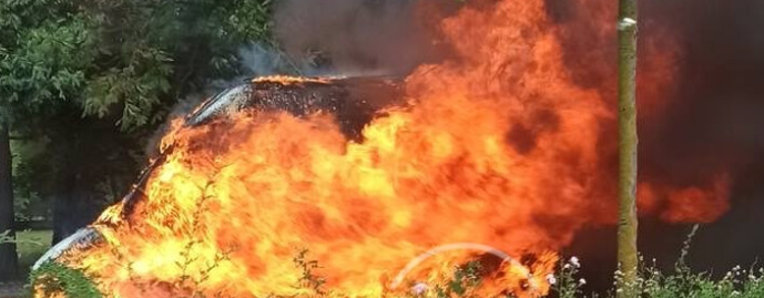 Микробус с пътници се запали в движение