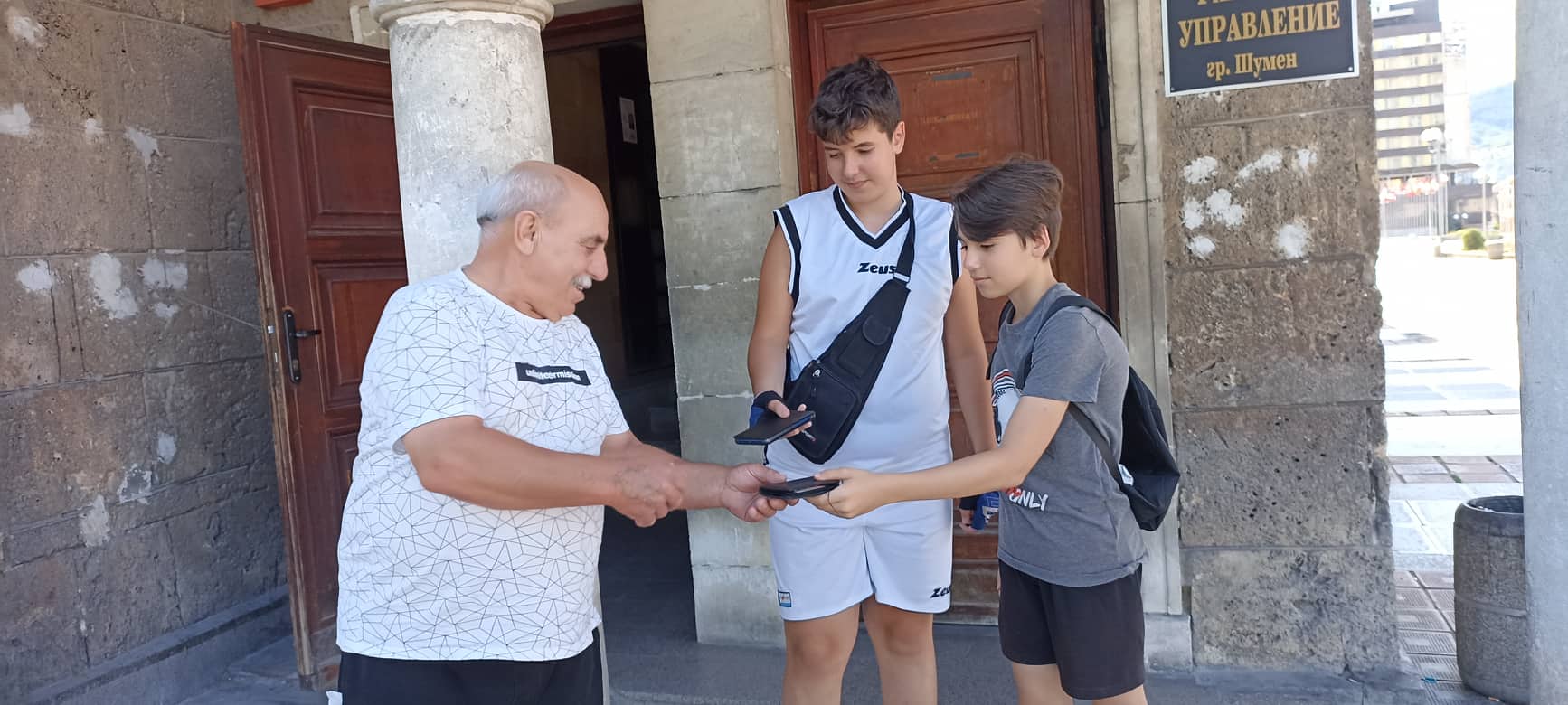 Деца върнаха намерени портфейл и телефон на шуменец