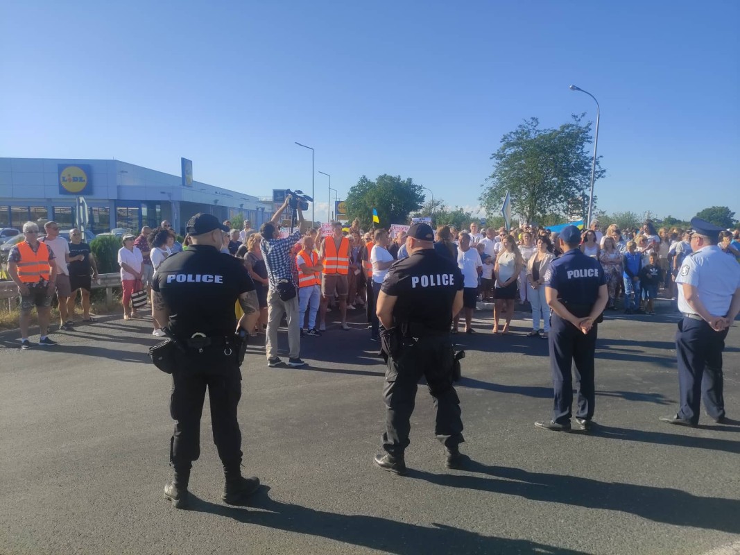 Хотелиери протестират в Бургас: Чакат вече 3 месеца пари от държавата за настанените бежанци