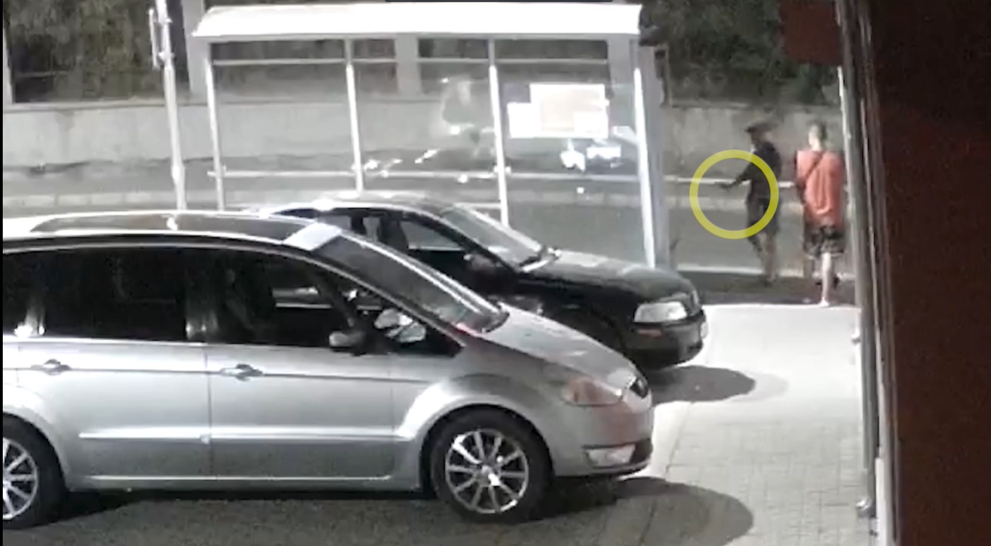 Младеж стреля по автобусна спирка в Ямбол (ВИДЕО)