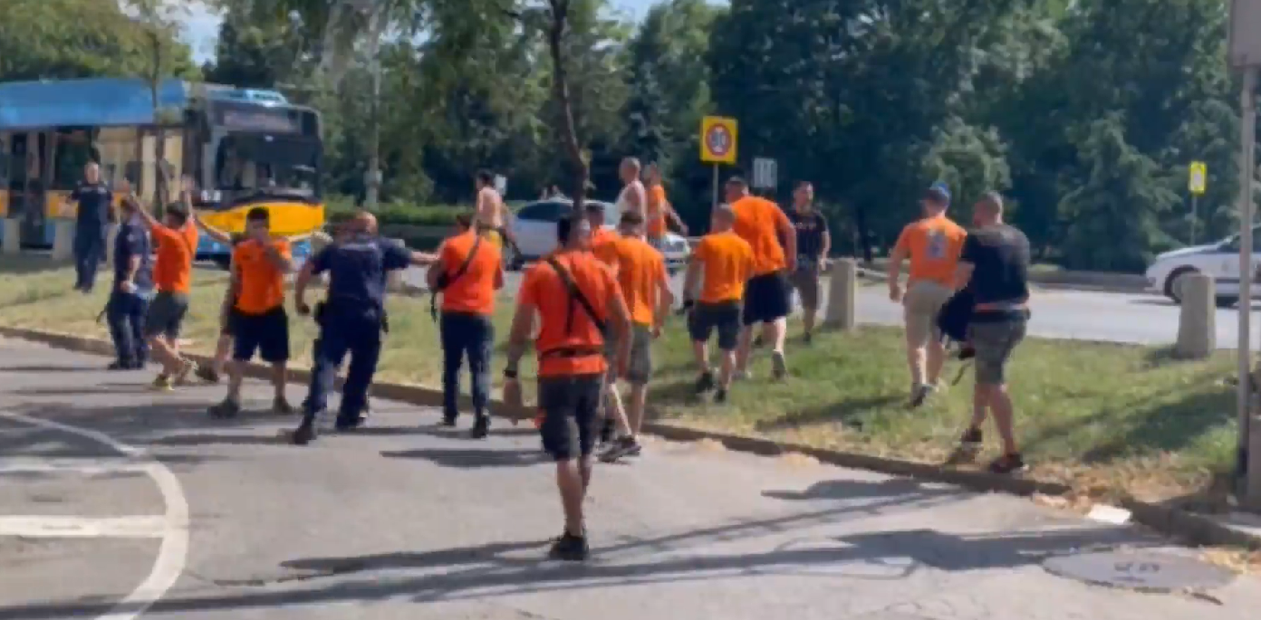 Бой между кипърски и български запалянковци в центъра на София (ВИДЕО)