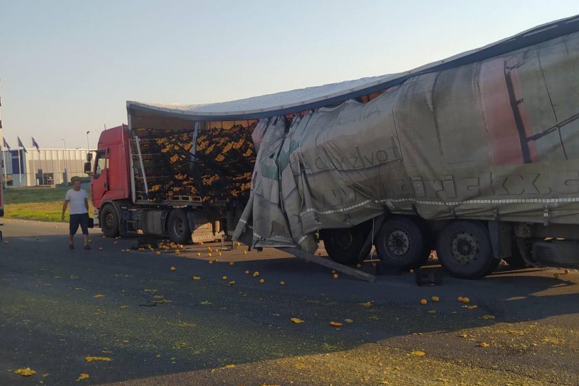 Тир разпиля портокали по бул. „Ботевградско шосе” в София