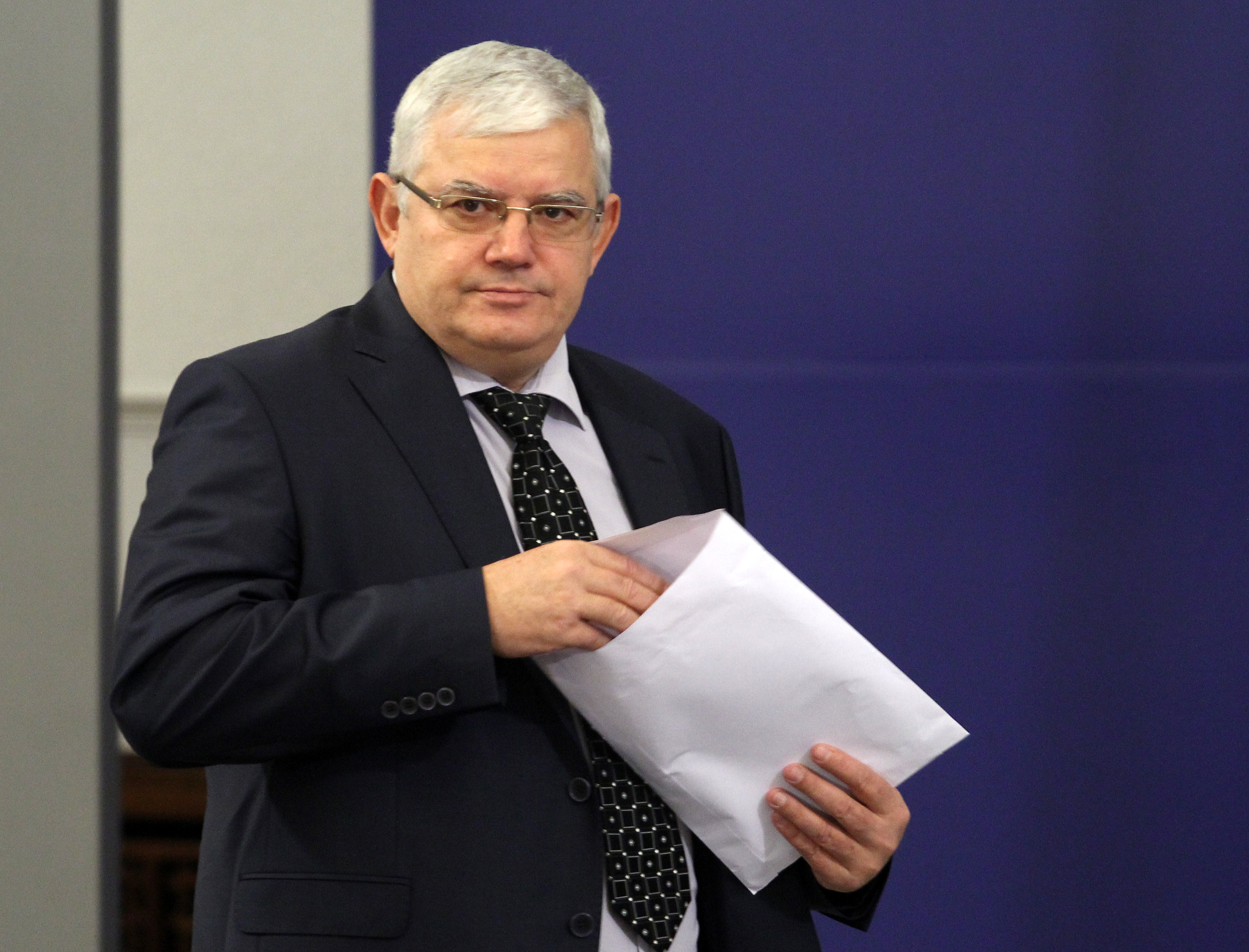 Акад. Ваньо Митев, бивш ректор на МУ-София, пред “Труд”: Близо 5 пъти пада смъртността от COVID-19, ако се взима бромхескин и колхицин