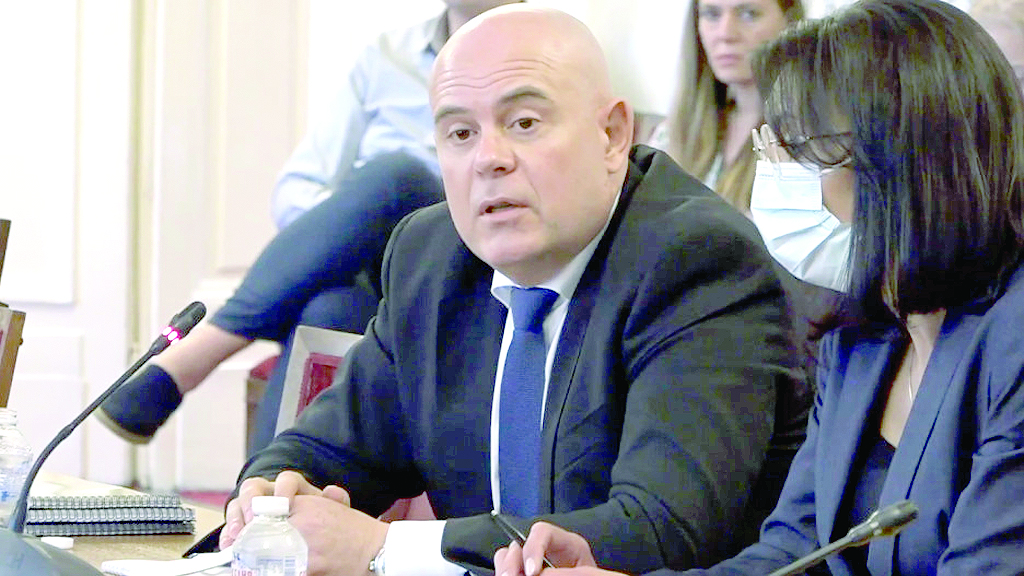 Главният прокурор право в очите на депутатите от правната комисия: Закритото спецправосъдие  е амнистия за мафията (обзор)