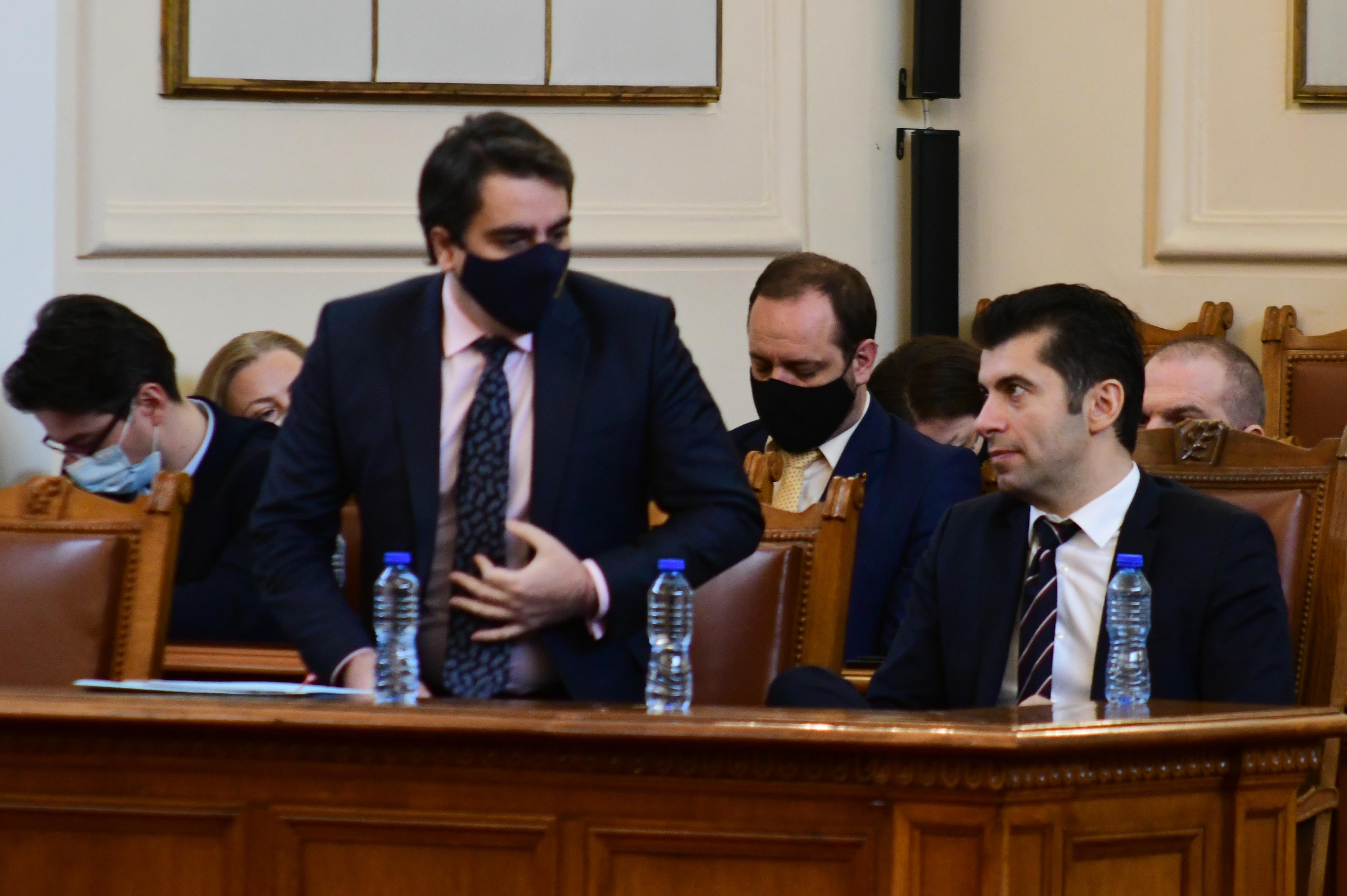 Изслушват Кирил Петков и Асен Василев на комисия в НС