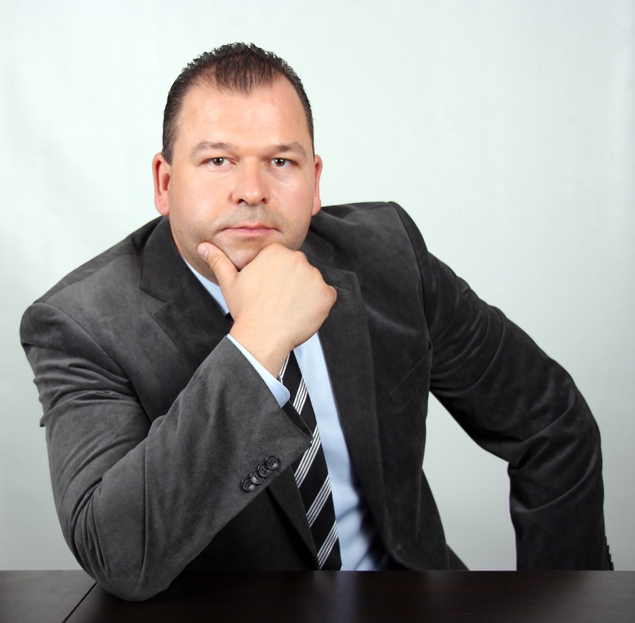 Николай Велчев пита Фандъкова къде са похарчени 900 000 лв., предназначени за физкултурния салон на 21-во СУ в "Лозенец"