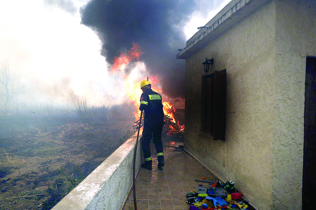 Над 50 пожара бушуват в Гърция, евакуират Лесбос