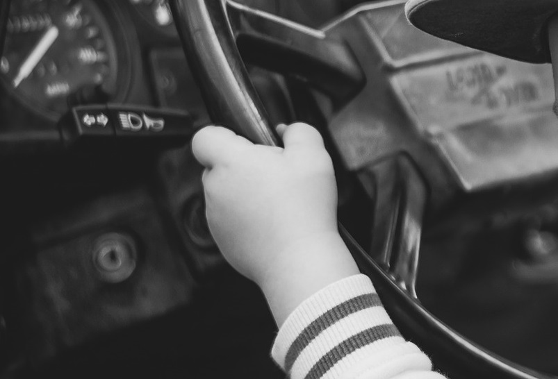 Хванаха 12-годишен да кара камион