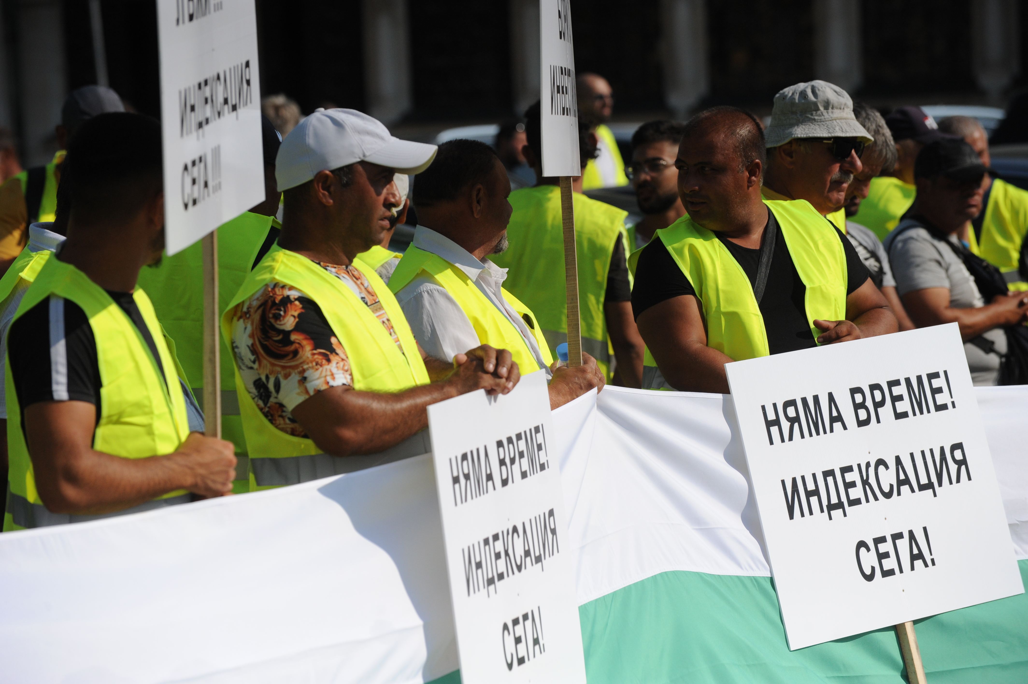 Протестиращите пътищари отидоха до Министерския съвет